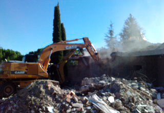 Excavaciones J. Frontón maquinaria demoliendo